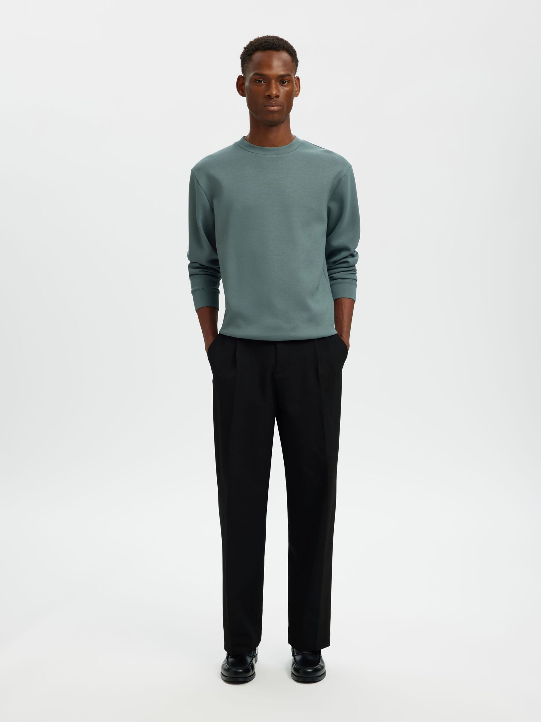 CHINO CON COULISSE RELAXED NERO