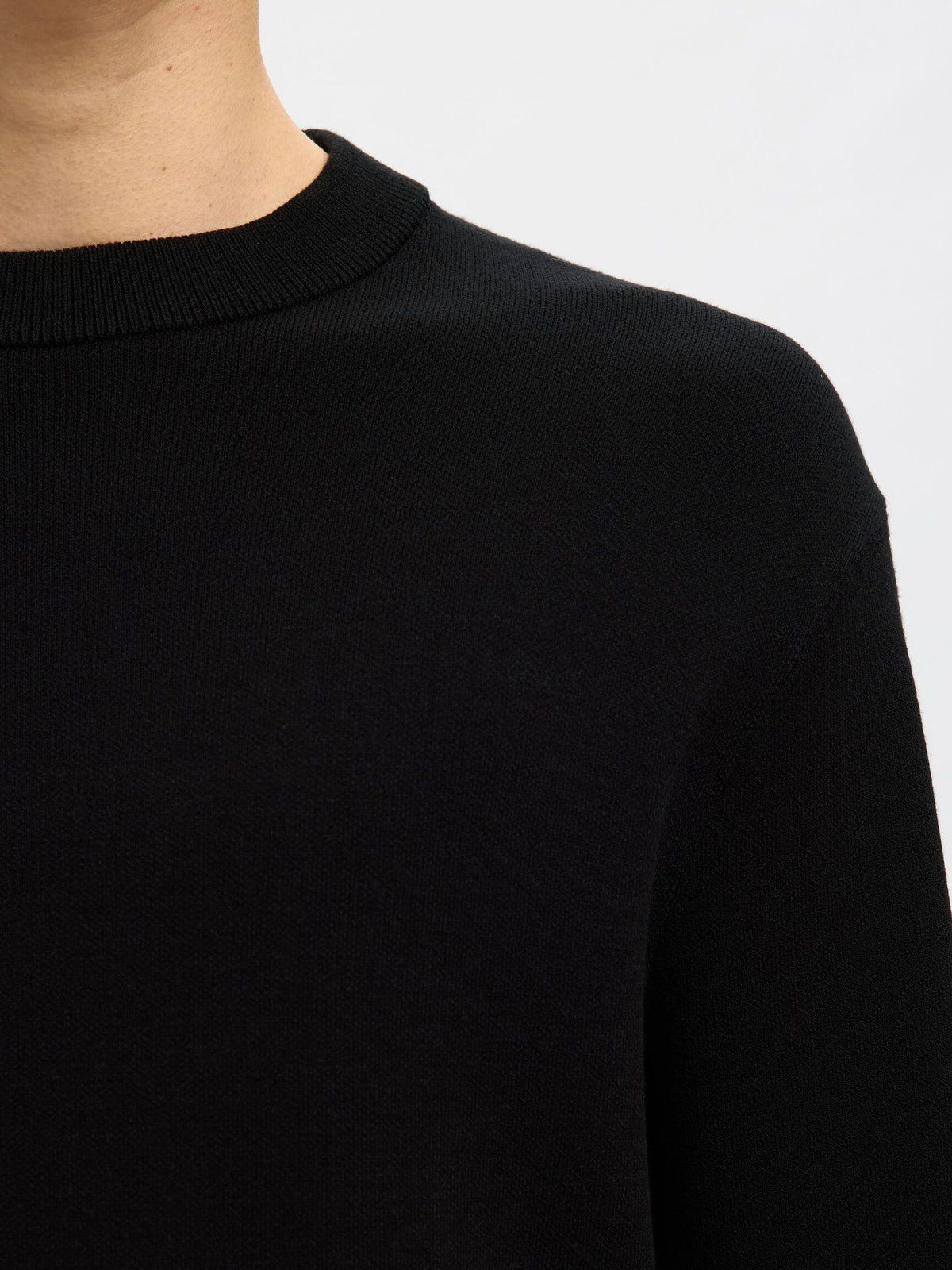 MAGLIONE GIROCOLLO RELAXED FIT NERO
