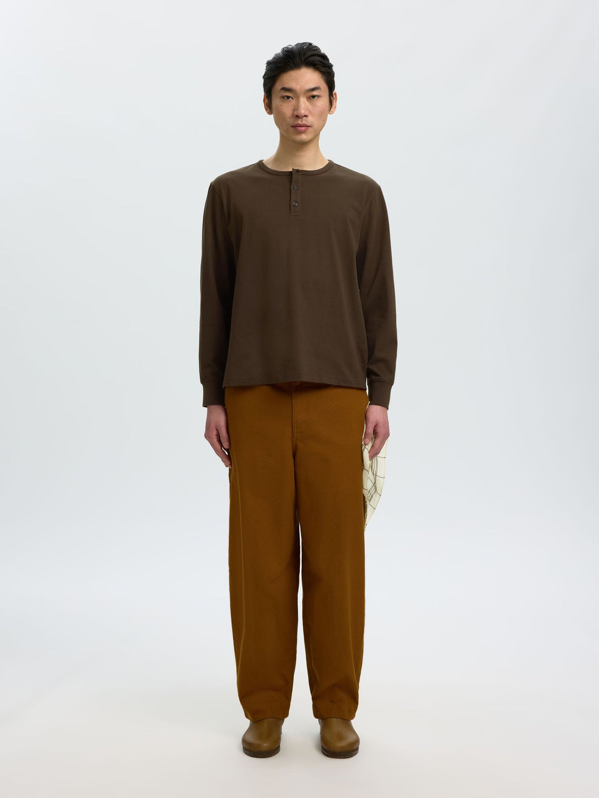 MAGLIA A MANICHE LUNGHE IN COTONE MARRONE