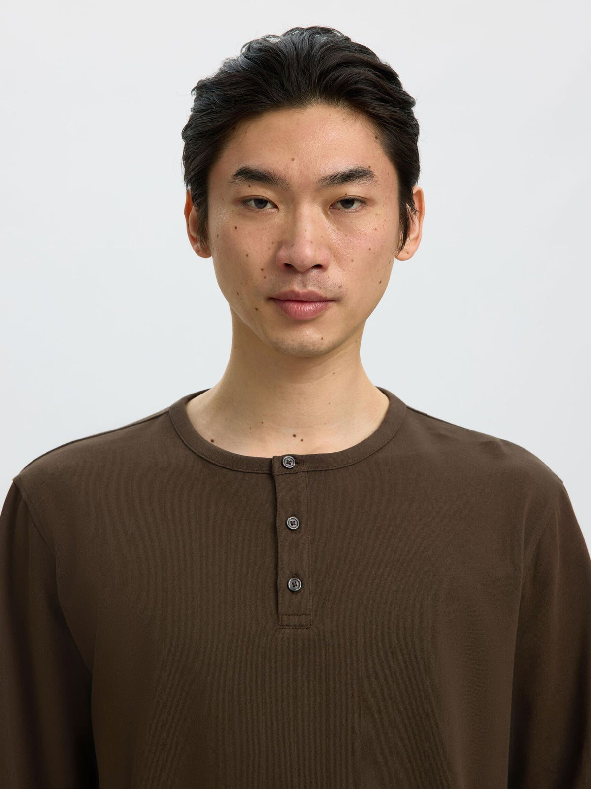 MAGLIA A MANICHE LUNGHE IN COTONE MARRONE