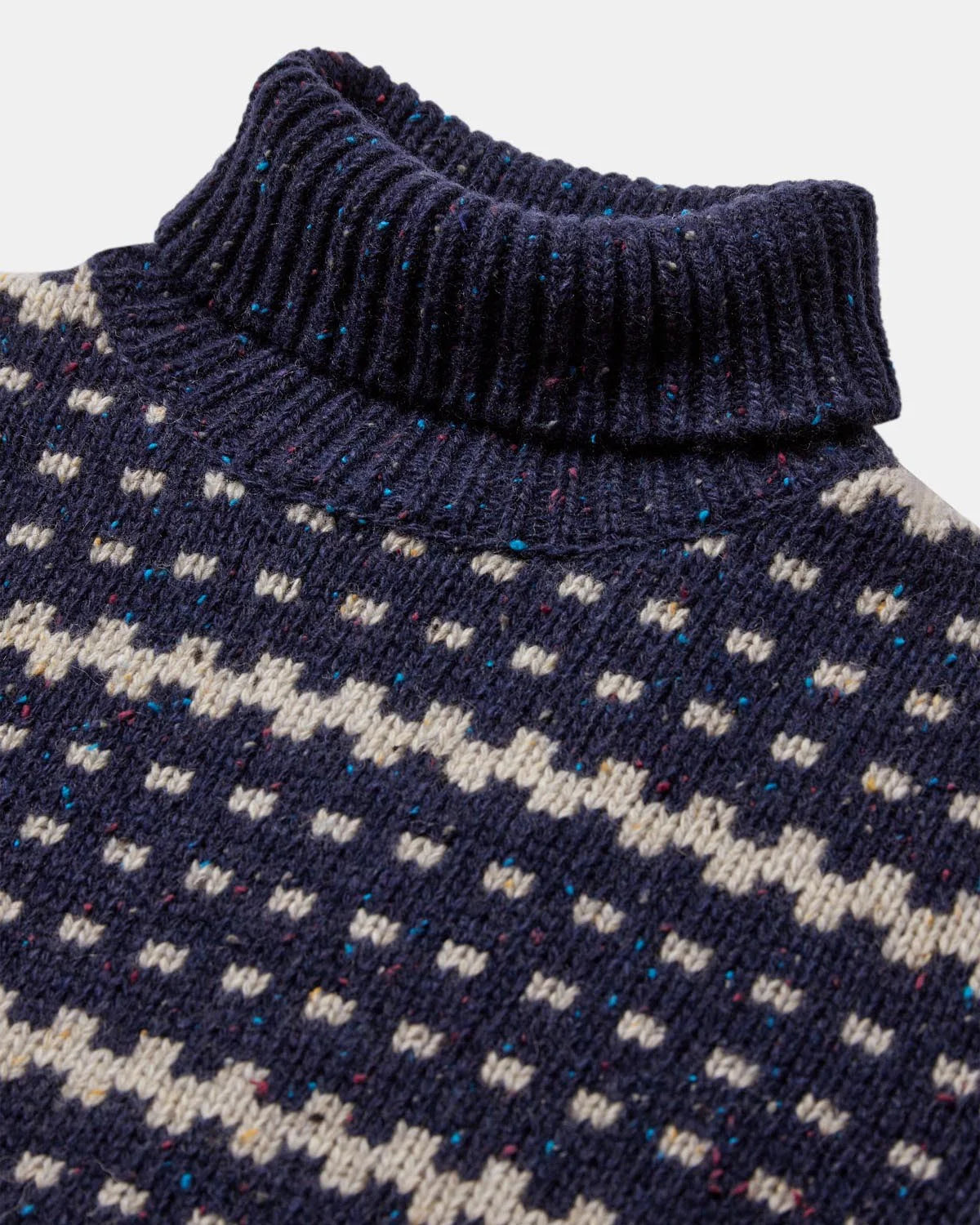 MAGLIONE COLLO ALTO JAQUARD IN LANA