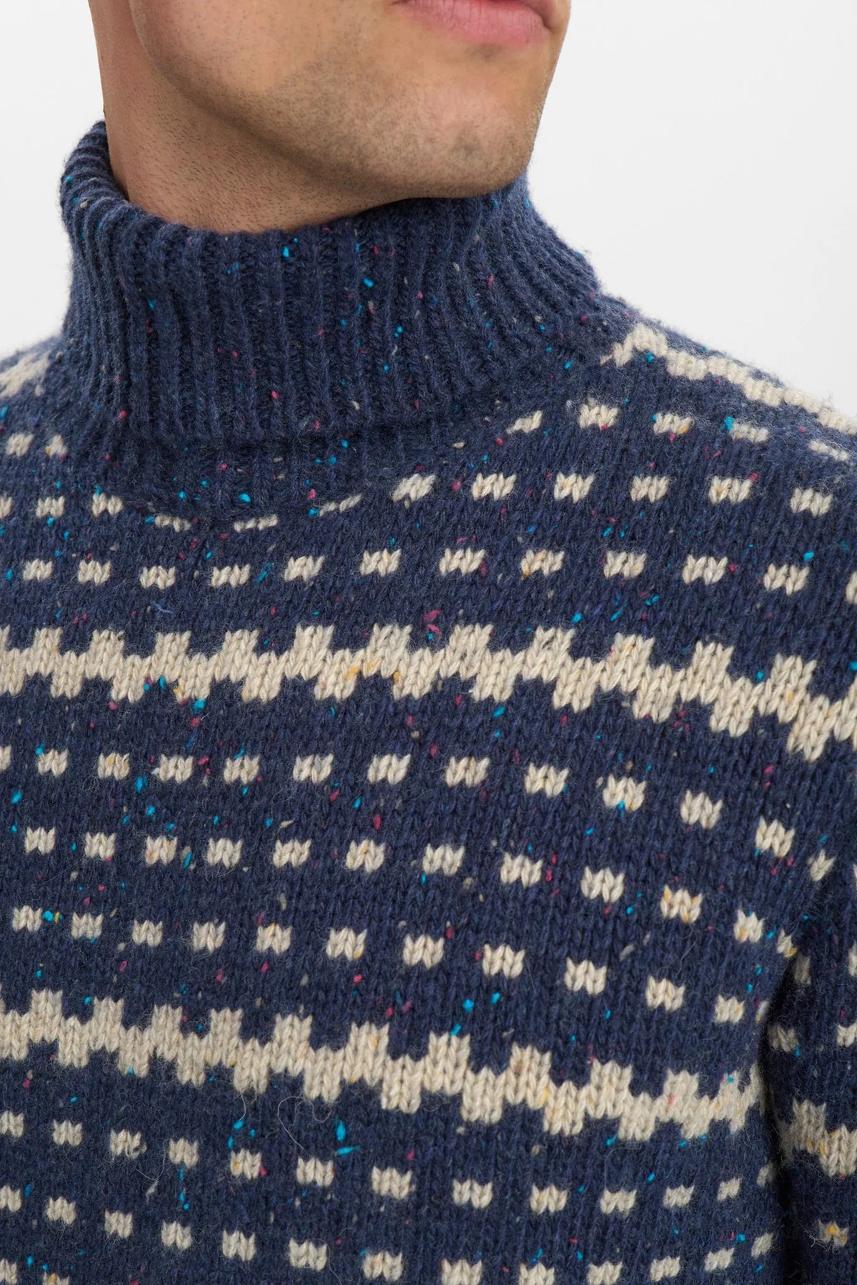 MAGLIONE COLLO ALTO JAQUARD IN LANA