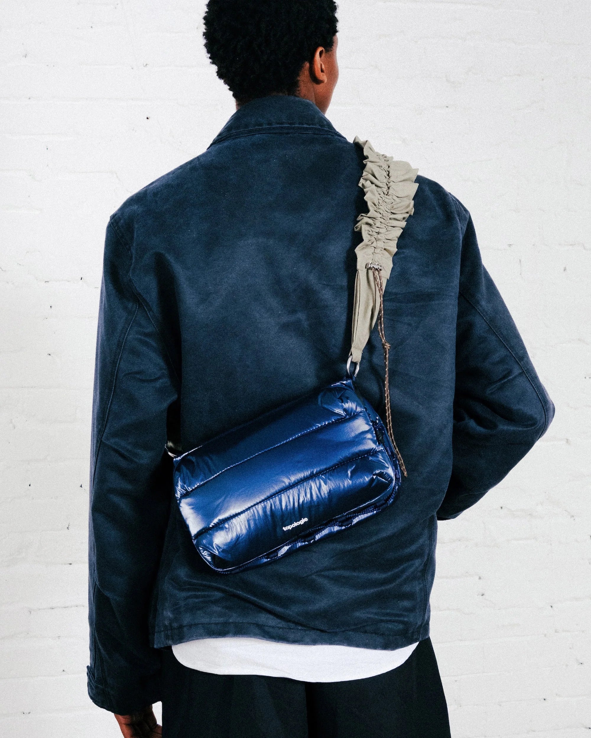 TOPOLOGIE - BOTTLE SACOCHE LARGE MARINE BLUE METALLIC HIGH LUSTRE