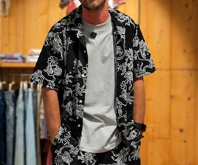 CAMICIA A MANICHE CORTE FLOREALE NERA