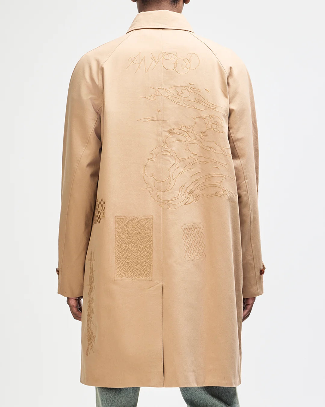 CAPPOTTO CON RICAMO SUL RETRO IN COTONE SABBIA