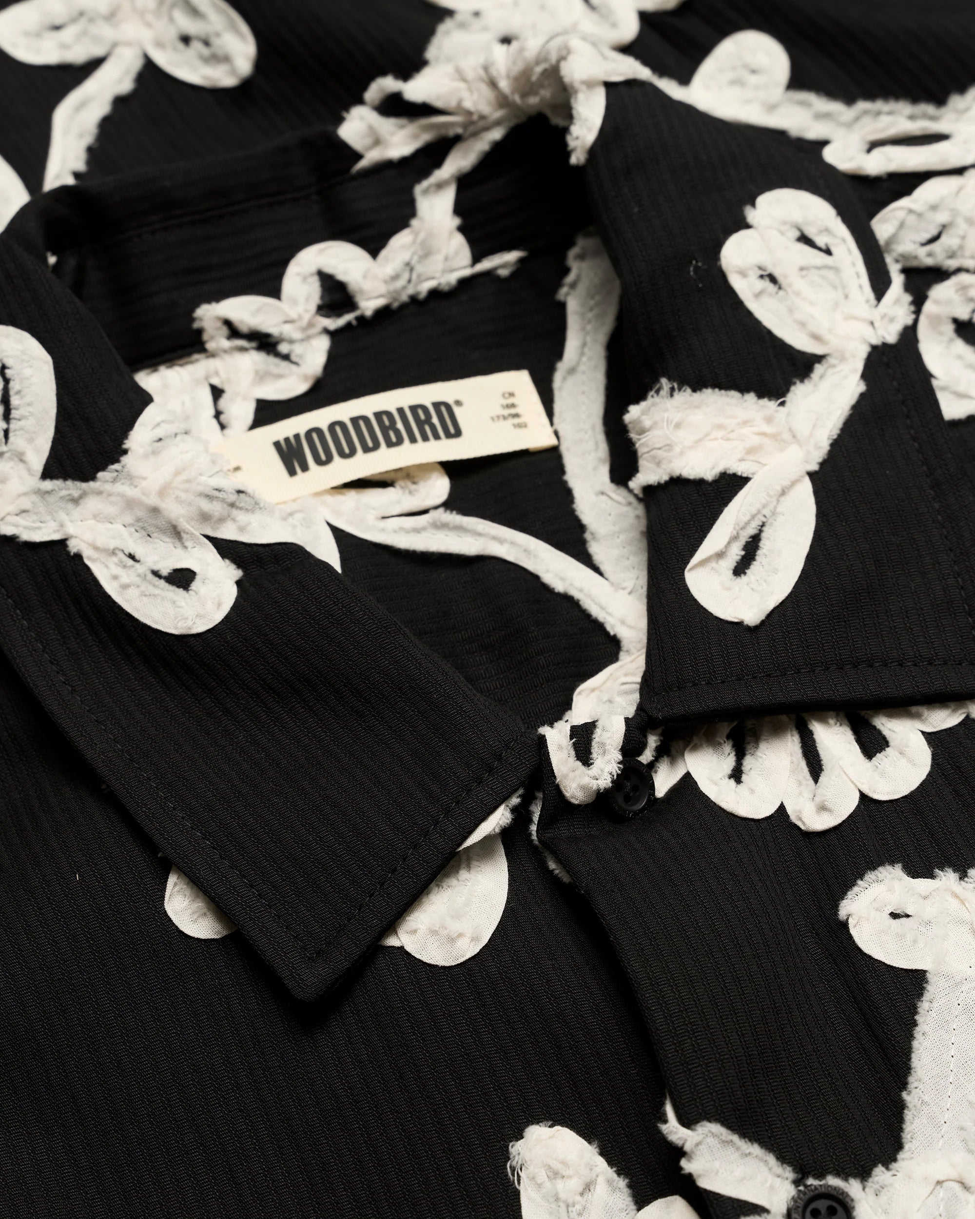 CAMICIA A MANICHE CORTE FLOREALE NERA E BIANCA