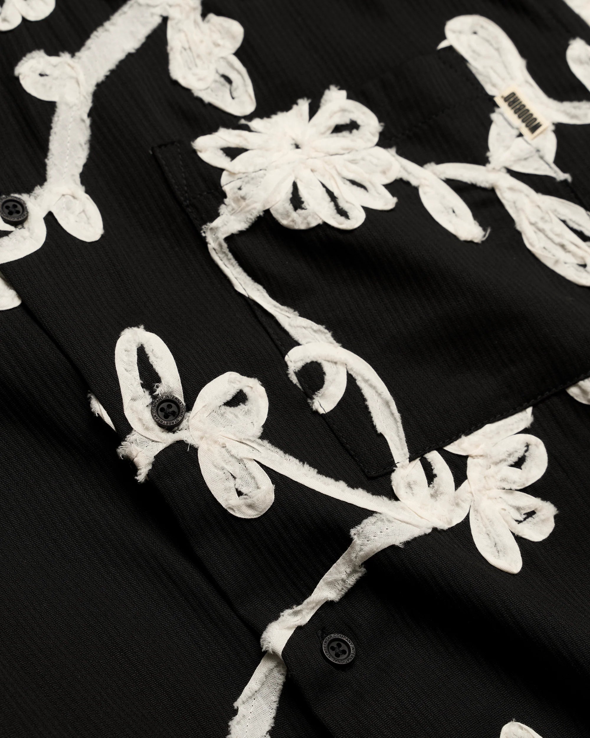 CAMICIA A MANICHE CORTE FLOREALE NERA E BIANCA
