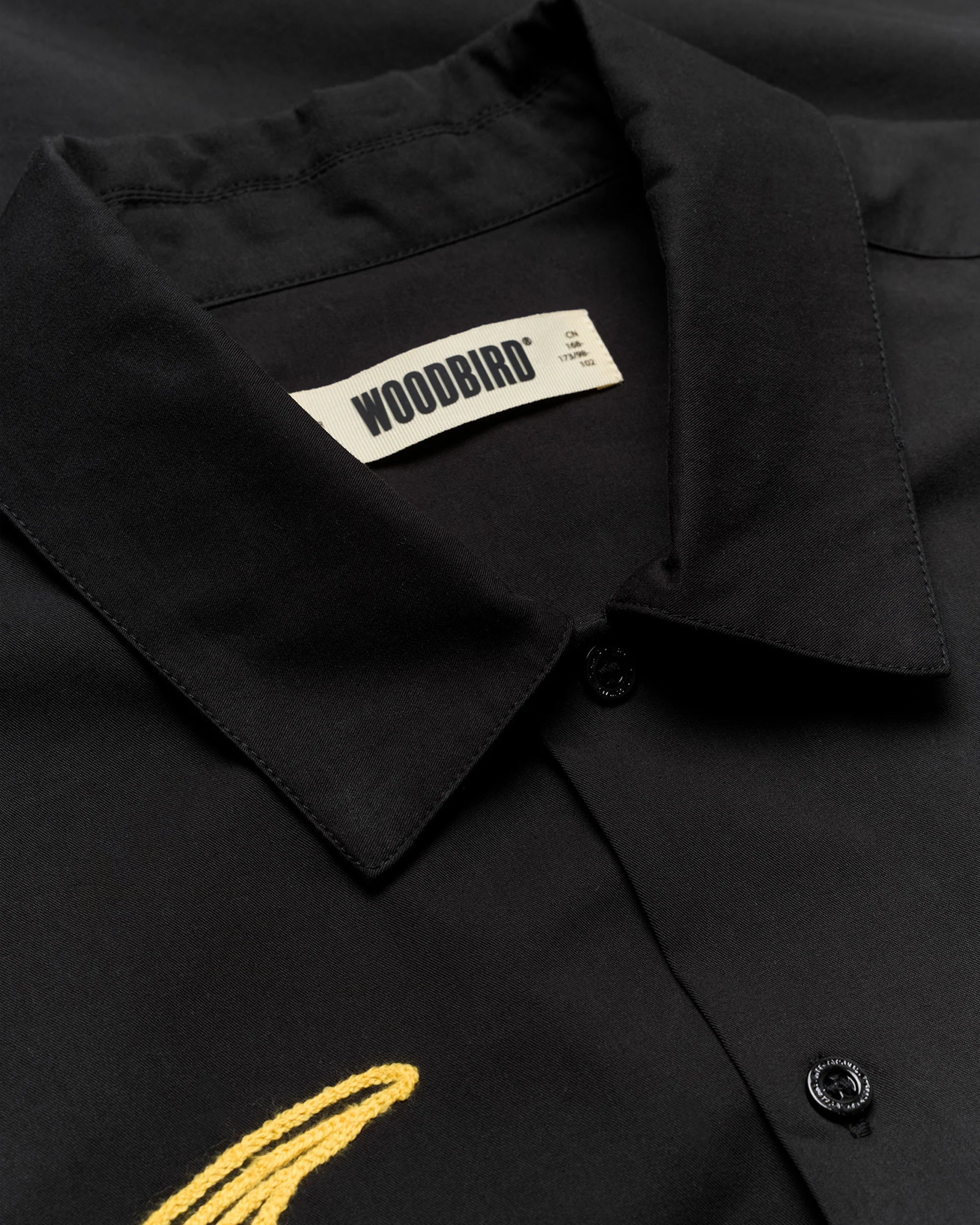 CAMICIA A MANICHE CORTE CARPE KOI IN COTONE NERO