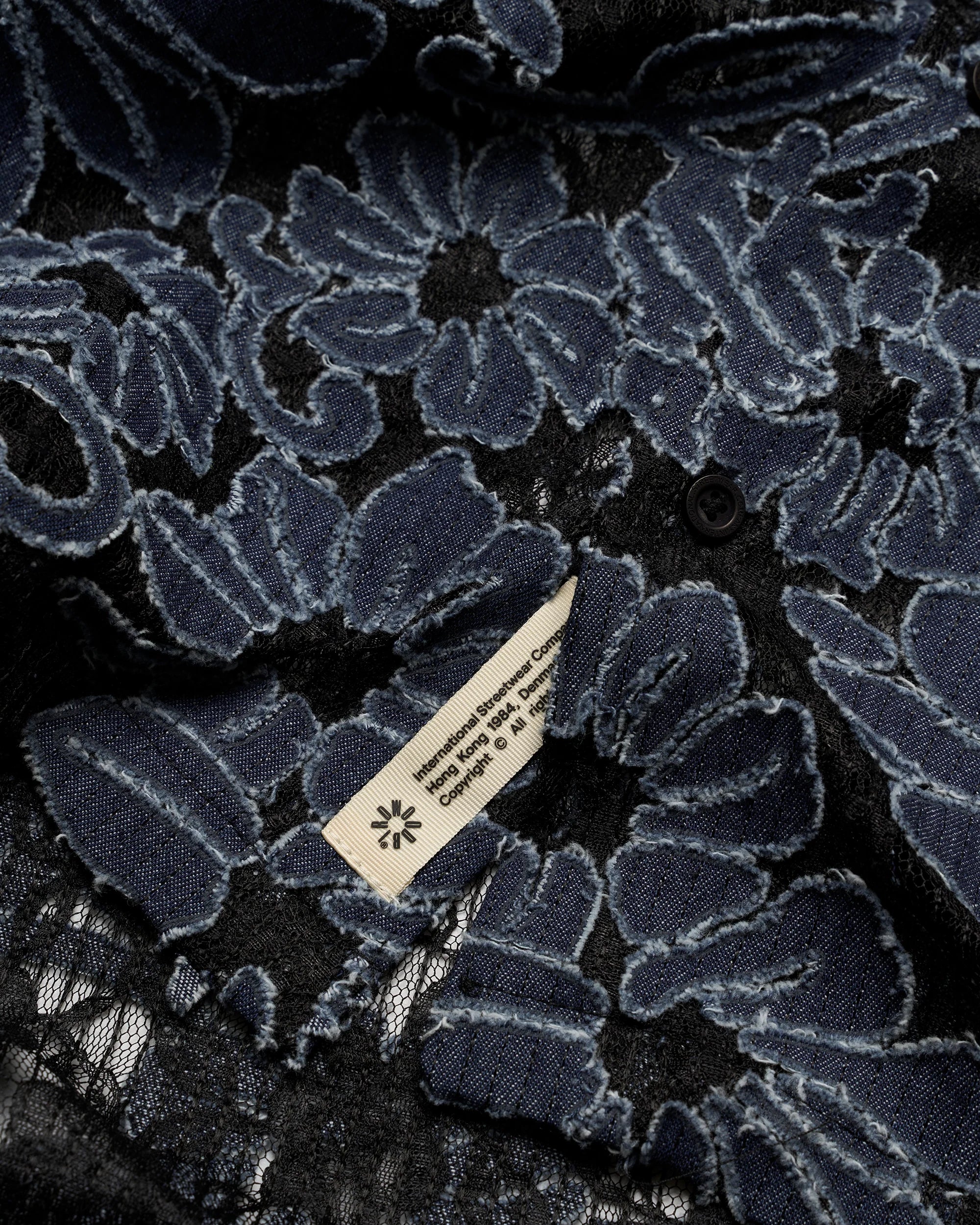 CAMICIA A MANICHE CORTE FLOREALE NERA E BLU