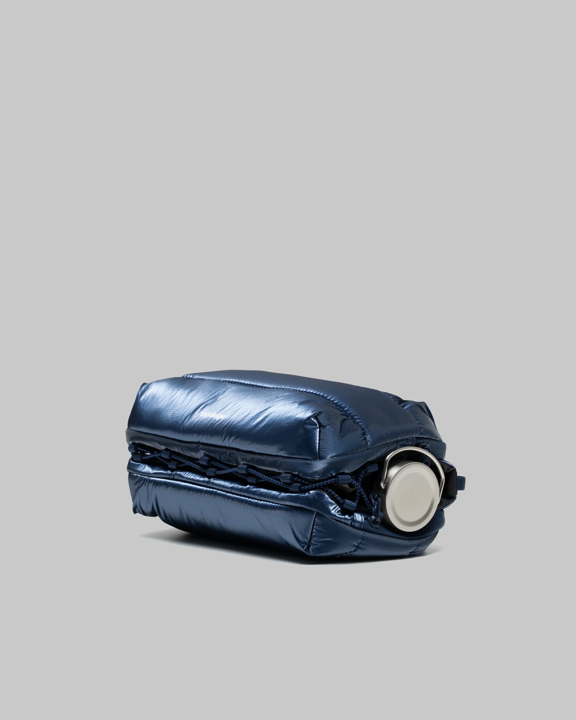 TOPOLOGIE - BOTTLE SACOCHE LARGE MARINE BLUE METALLIC HIGH LUSTRE