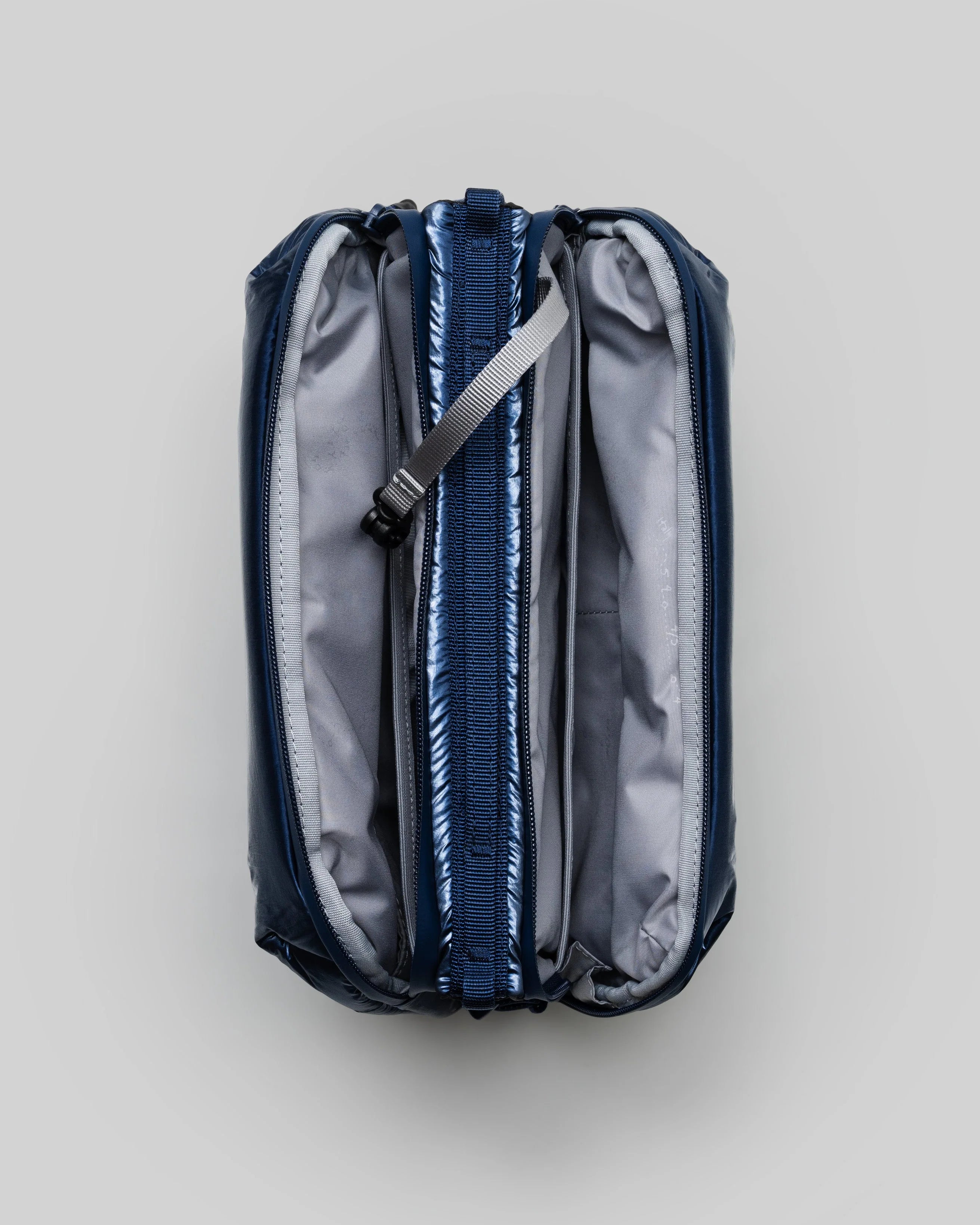 TOPOLOGIE - BOTTLE SACOCHE LARGE MARINE BLUE METALLIC HIGH LUSTRE